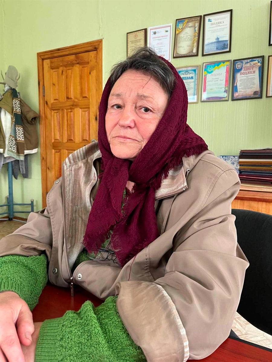 Сумні очі цієї жінки нагадують про нещодавно пережиті жахливі ворожі обстріли її обійстя