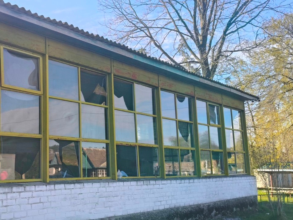 На Менщині росіяни вдарили дронами по дитячому оздоровчому комплексу