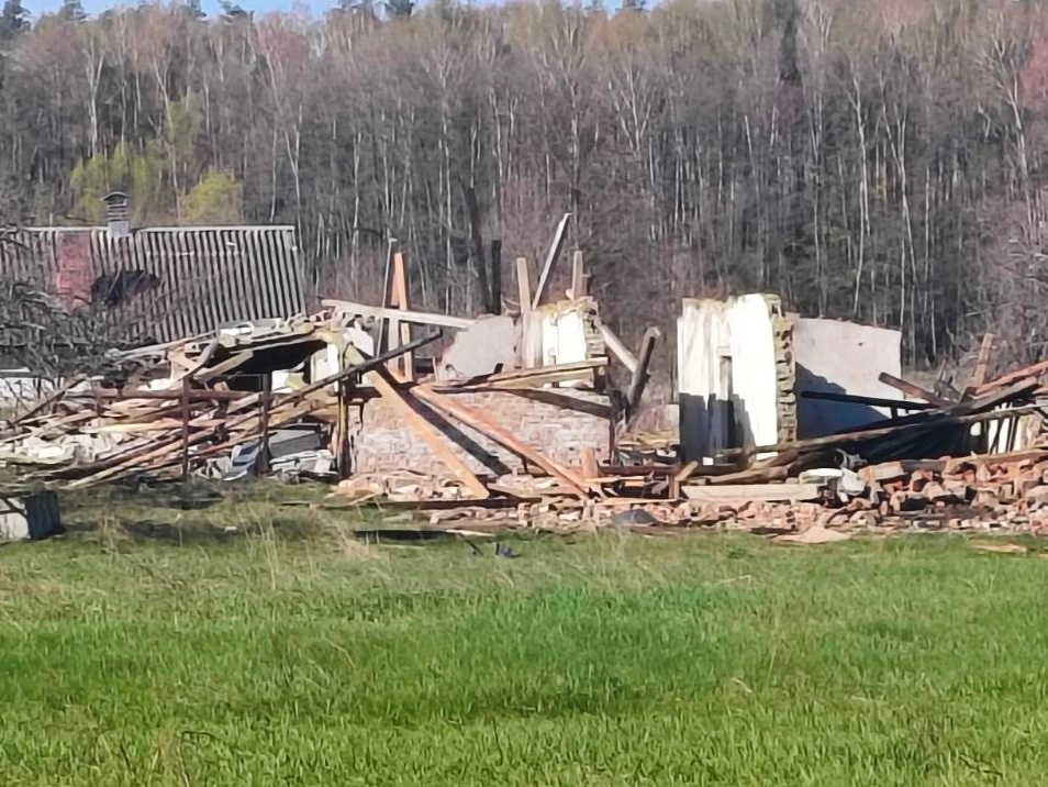 На Менщині росіяни вдарили дронами по дитячому оздоровчому комплексу