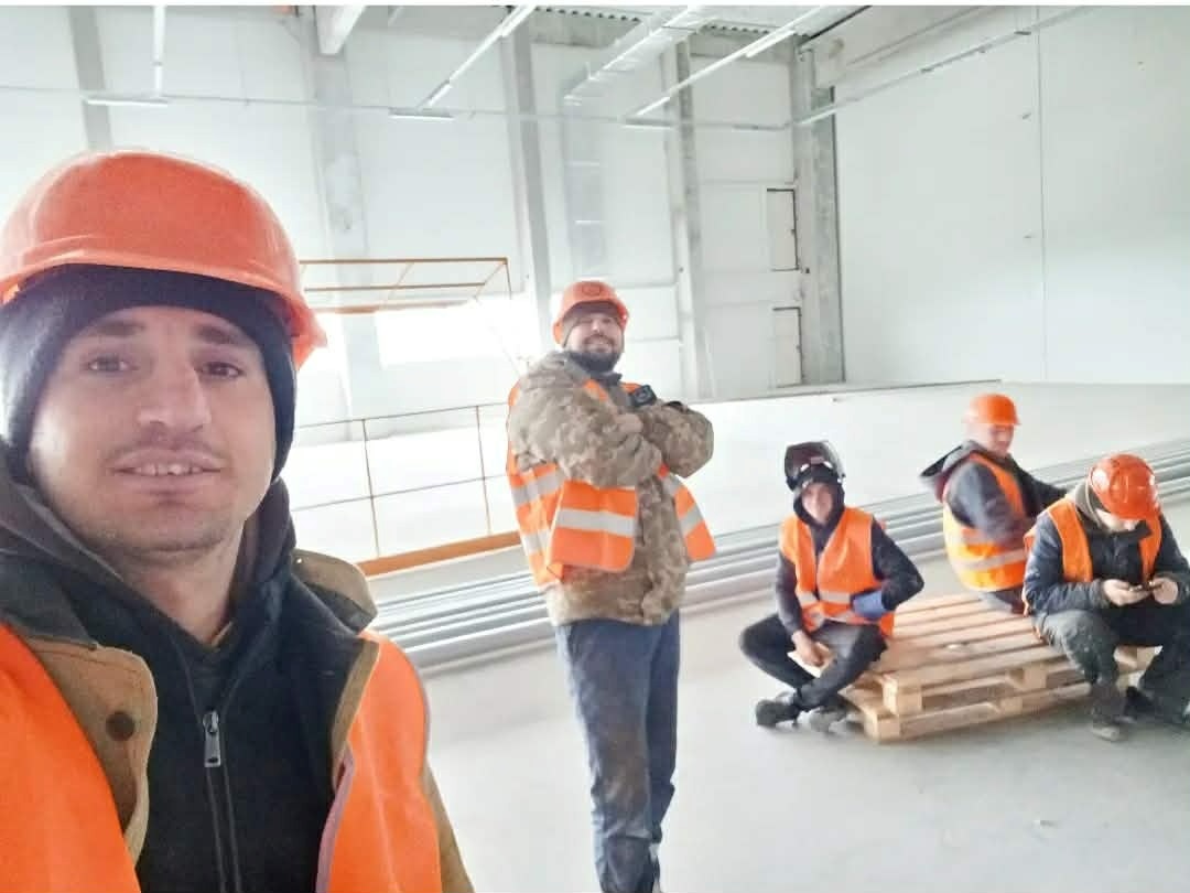 Коли «перекур» — це стратегічно важлива нарада. Арсен з колегами по роботі