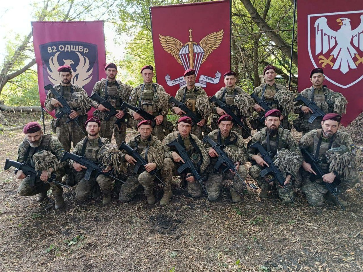 Спільне фото чергової групи десантників - випускників навчального центру. Серед них - Арсен Саргсян. Як завжди, з посмішкою на вустах