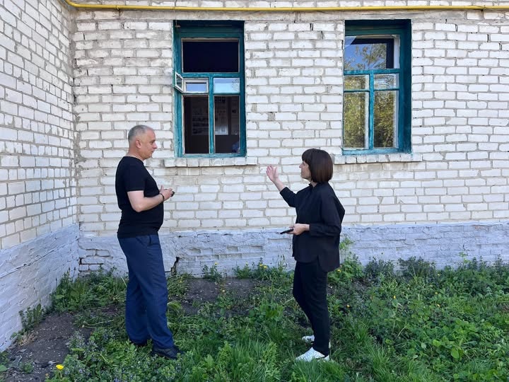 Росіяни атакували Менську громаду дронами: пошкоджені будинки та заклад освіти