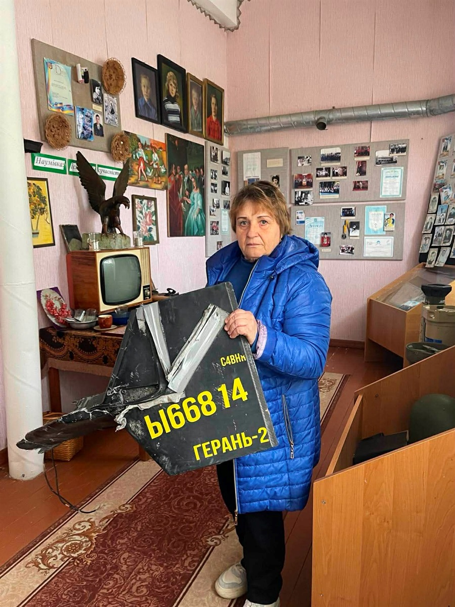 Тамара з уламком безпілотника, який знищив їхній дім
