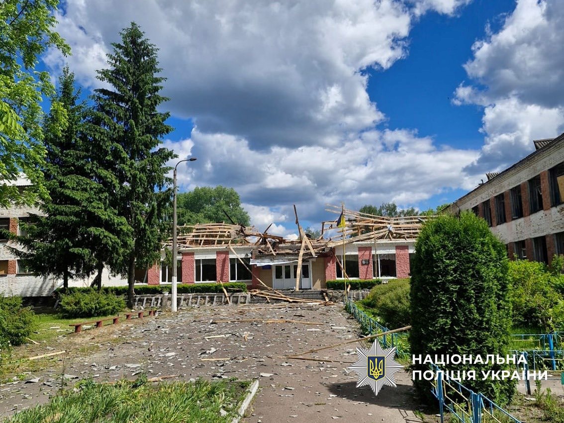 На Чернігівщині поранено трьох цивільних, знищено ліцей та пошкоджено будинок для літніх людей