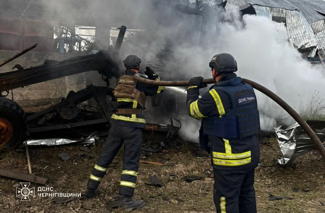 На Чернігівщині за добу поранено двох цивільних: ворог атакував підприємства, АЗС та адмінбудівлі