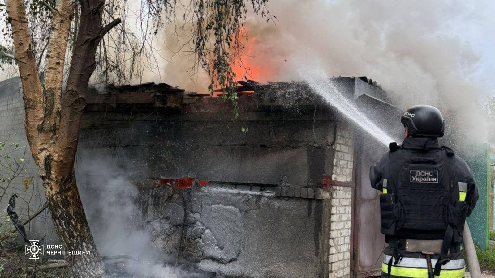 На Чернігівщині росіяни атакували об’єкти енергетики та зв’язку: пошкоджено будинки, гараж і авто