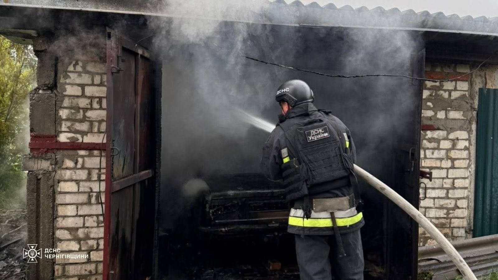 На Чернігівщині росіяни атакували об’єкти енергетики та зв’язку: пошкоджено будинки, гараж і авто
