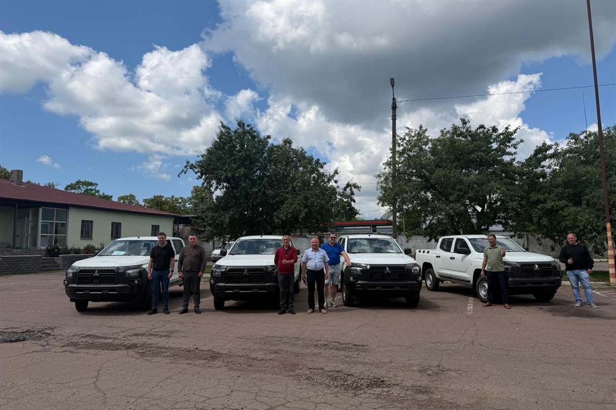Прикордонні громади Чернігівщини отримали 12 позашляховиків Mitsubishi L200