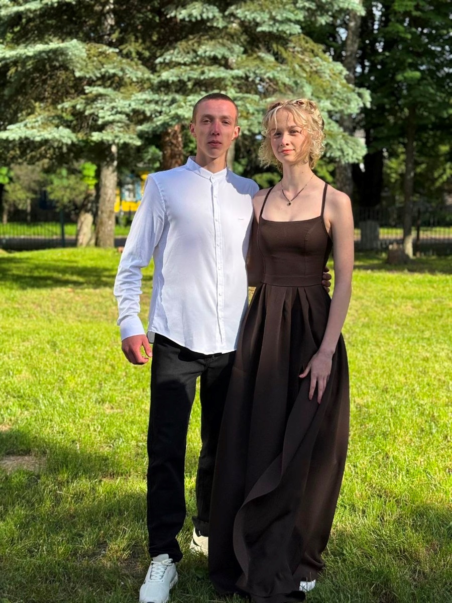 Сергій разом з однокласницею Веронікою Сивенко. Вероніка чи не єдина з однокласників, хто не відвернувся від Сергія. Коли багато хто ставився до його ідеї скептично, вона залишалася однією з небагатьох, хто щиро вірив у її успіх і підтримував юнака протягом усього шляху