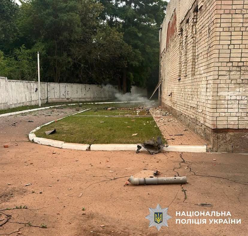 Масована атака дронів на Чернігів: двоє постраждалих, пошкоджені будинки та школа