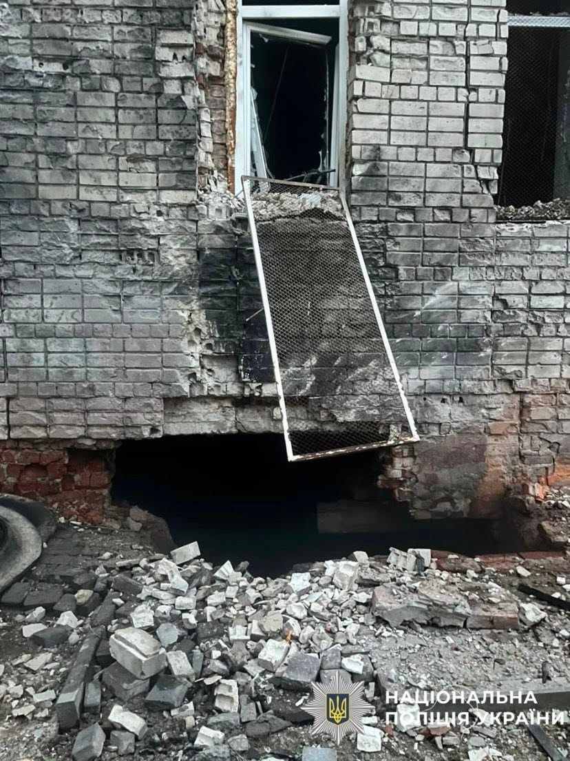 Масована атака дронів на Чернігів: двоє постраждалих, пошкоджені будинки та школа
