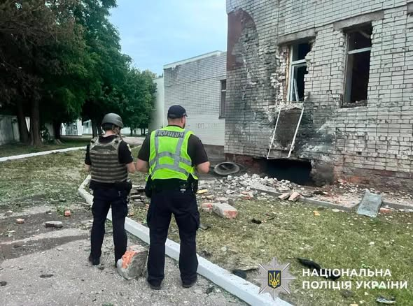 Масована атака дронів на Чернігів: двоє постраждалих, пошкоджені будинки та школа
