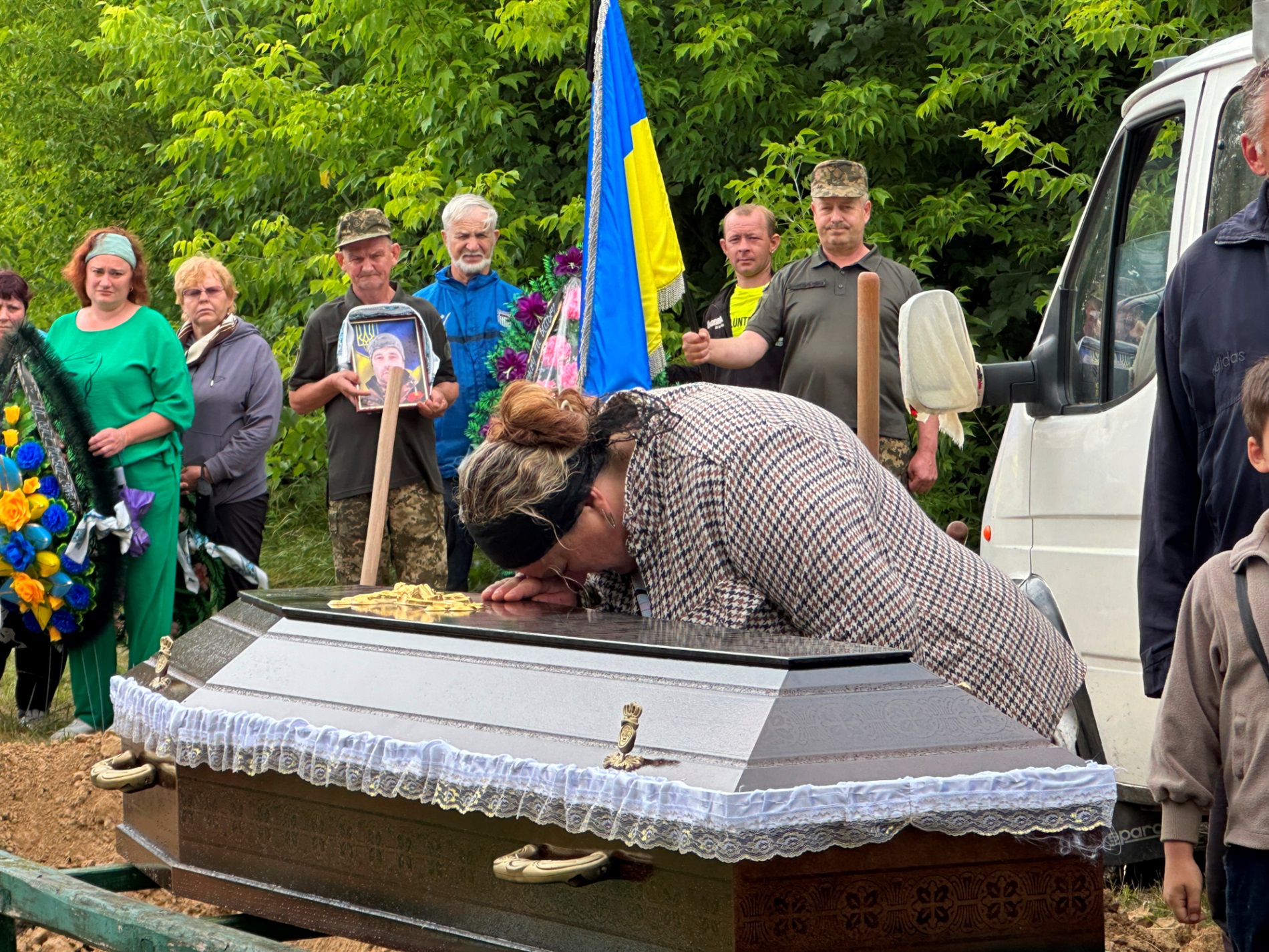 Менська громада попрощалася із Захисником Олександром Олещенком із Покровського