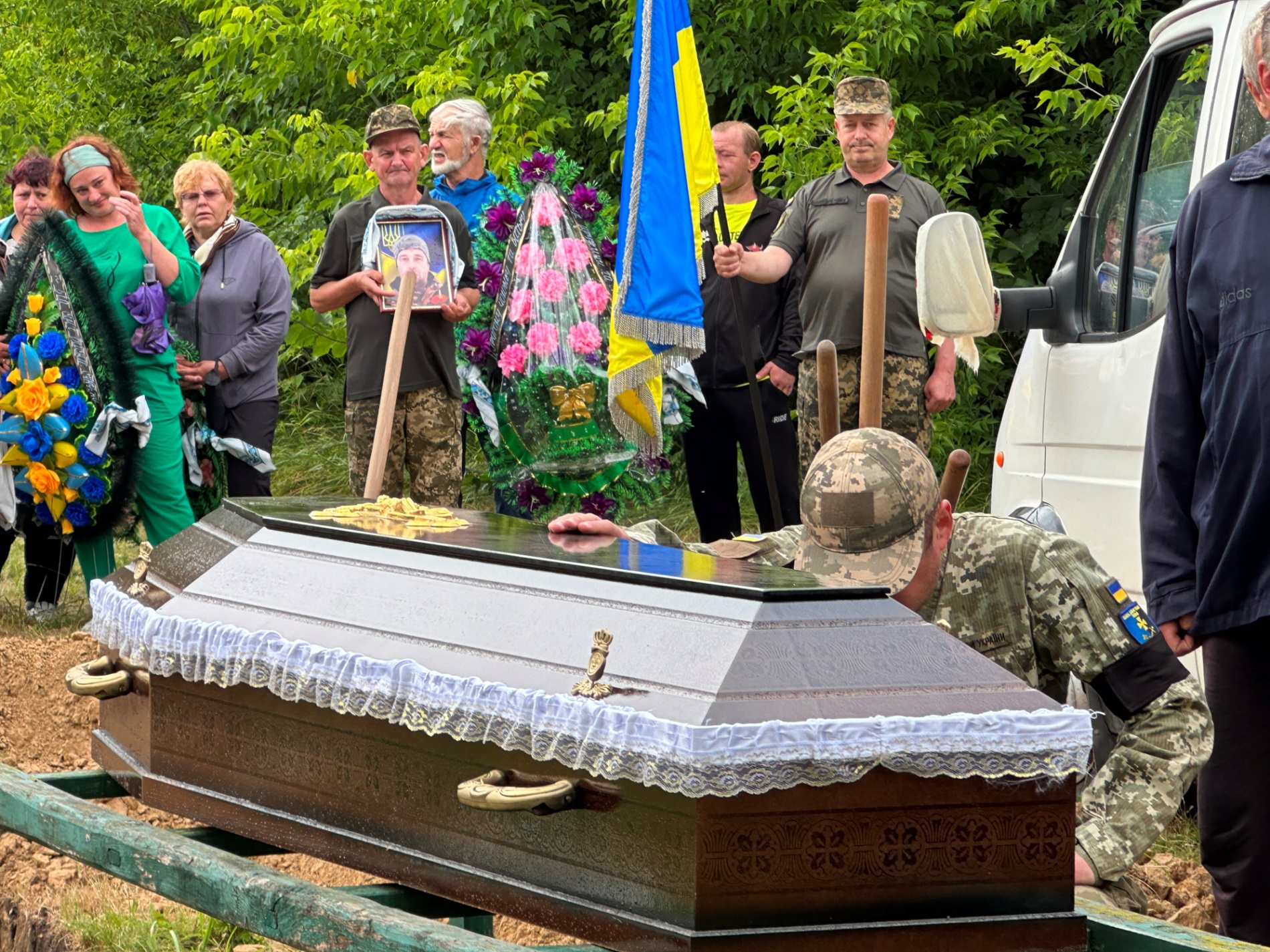 Менська громада попрощалася із Захисником Олександром Олещенком із Покровського