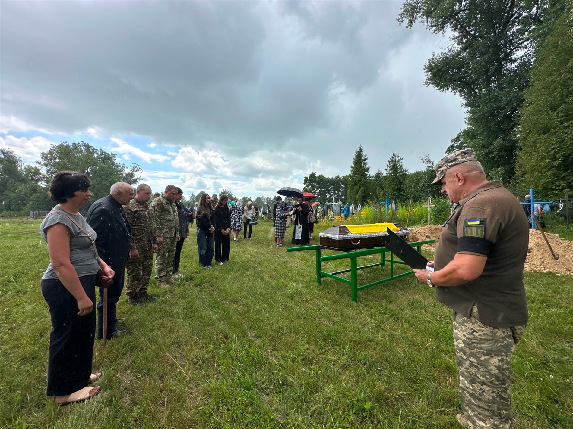 У Менській громаді попрощалися із Захисником України Віктором Жовтобрюхом